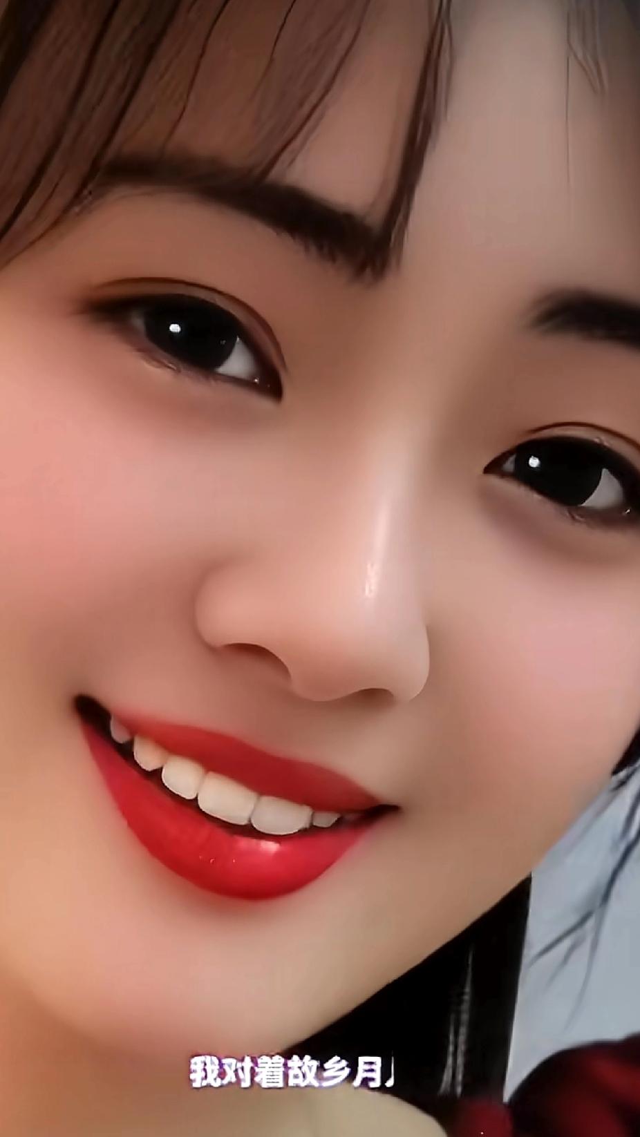 这位小姐姐笑容真甜美！