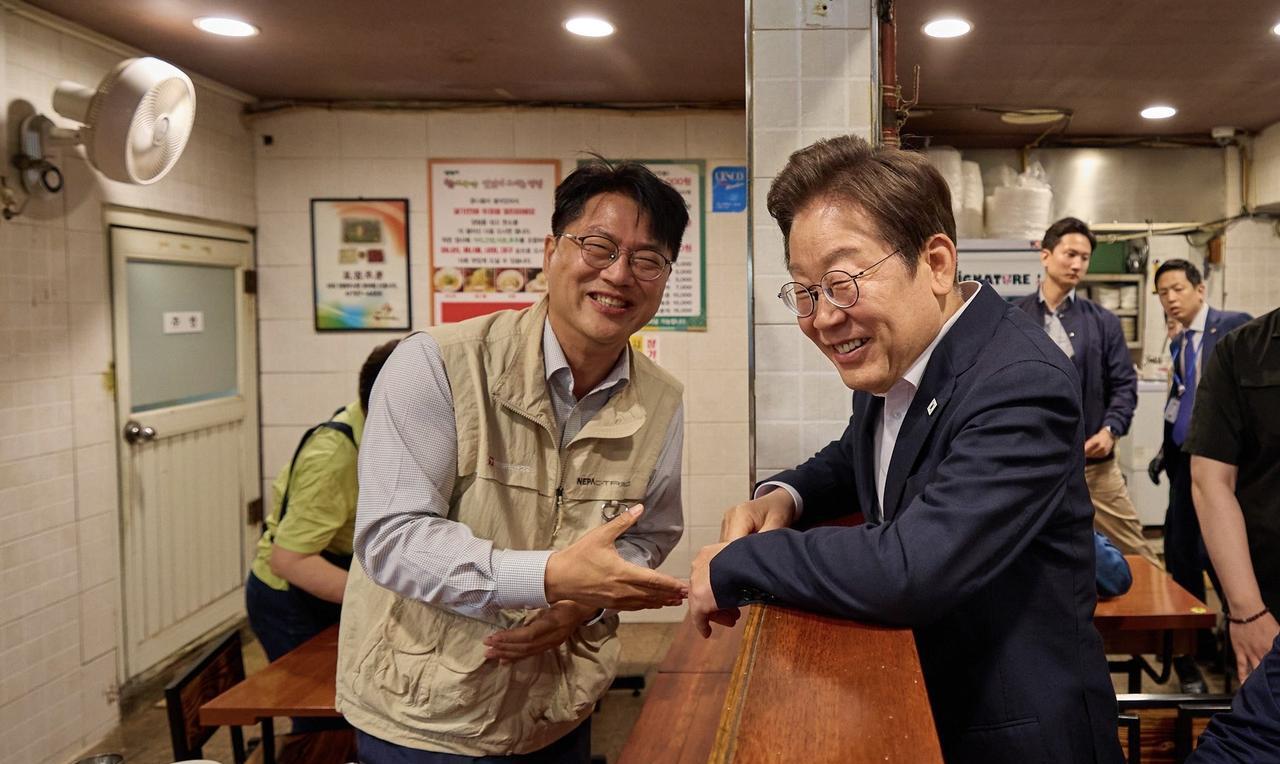 李在明听取民众意见当地时间6月26日中午，李在明去青瓦台附近的大邱饭店和民众进