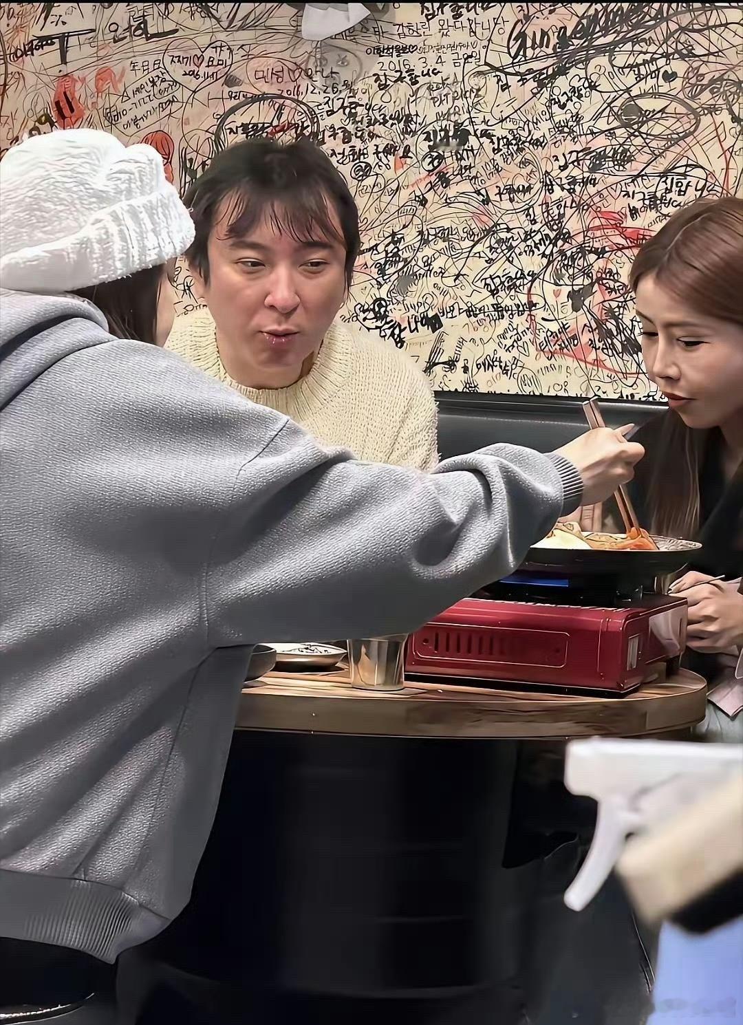 王思聪这么年轻，为什么眼神涣散，毫无精气神了！