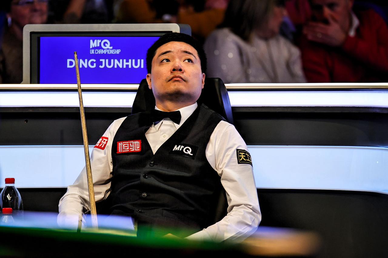 丁俊晖4:0横扫奥沙利文，晋级英国公开赛32强。丁俊晖回英国之后像变了个人似