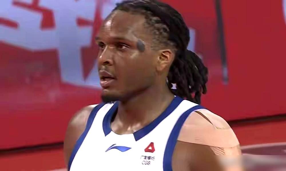 每次看广厦的球，心里都堵得慌。看着大秋一个人在里头又抢又扛，那背影，真是又心疼