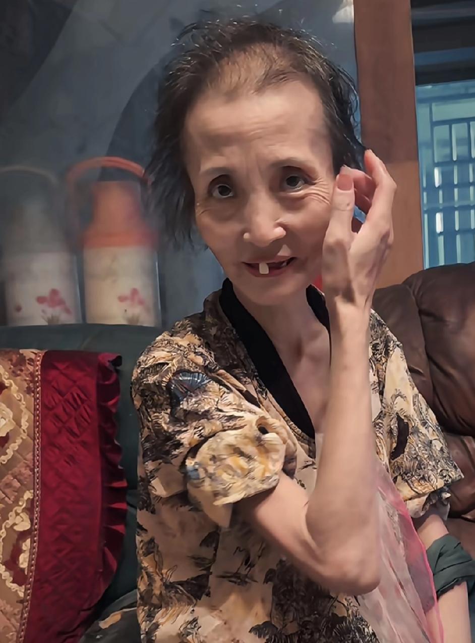 无锡那对流落街头母女在好心人帮助下各方面都有了改善。包大姐年轻时也是长相清秀、