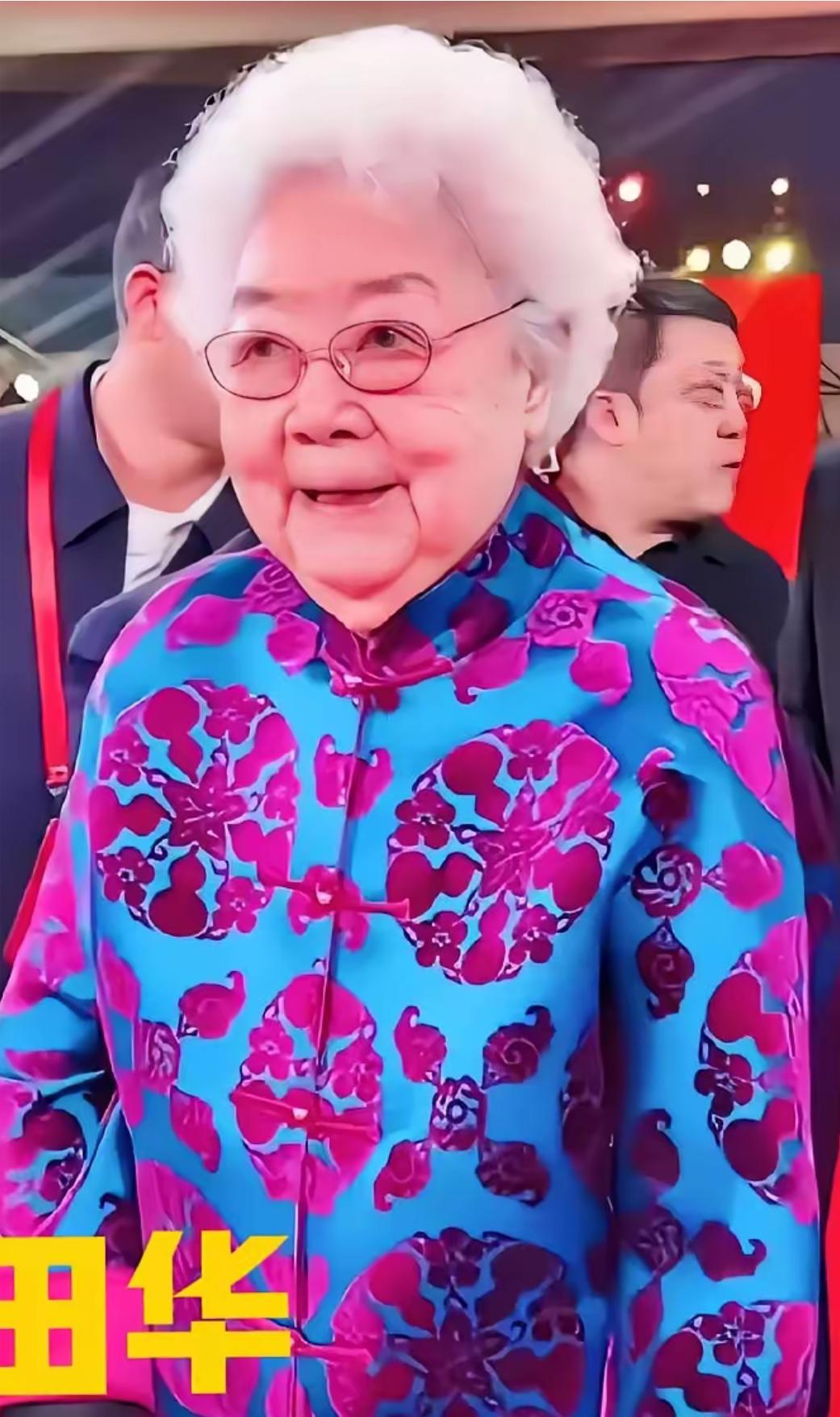 98岁的田华现身百花迎春录制现场，由于年龄大了，腿脚不灵变，走路还需要人扶着，本