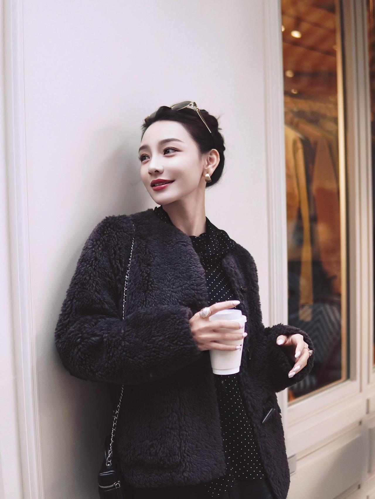 这套穿搭是复古贵气的黑调冬日轻熟风，把奢华质感和精致细节融合得很有氛围。黑色毛绒