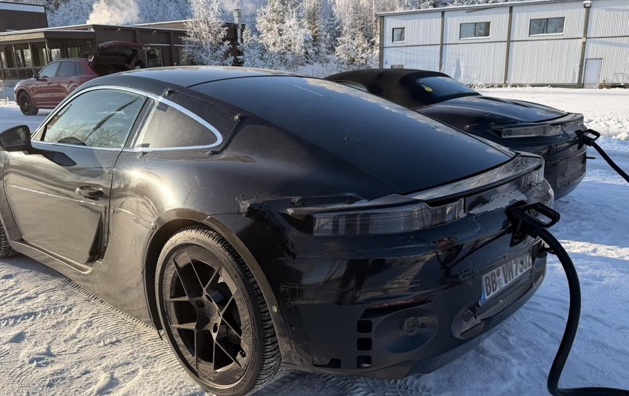 保时捷纯电Cayman和Boxster的充电口在这儿...充电倒是方便，