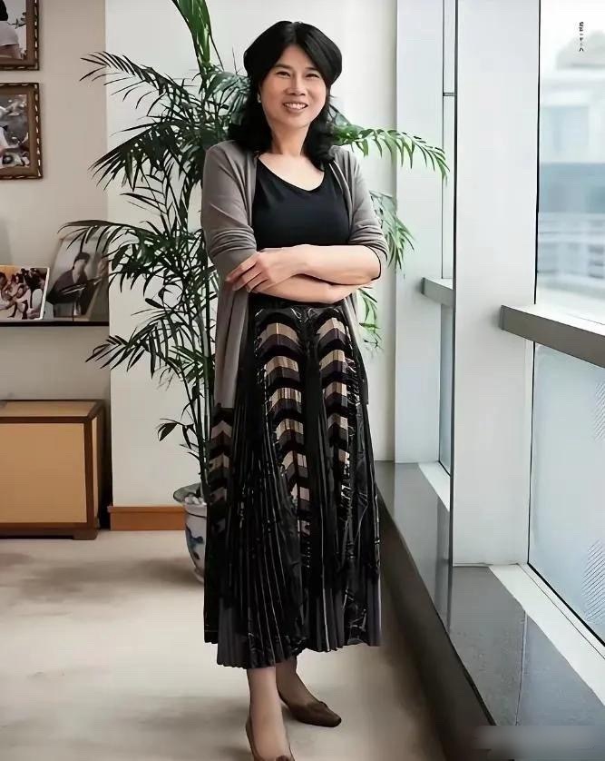 我发现，年轻时候的董明珠真漂亮颜值完全不输给女明星看看这温婉娴淑的模样和如今霸总