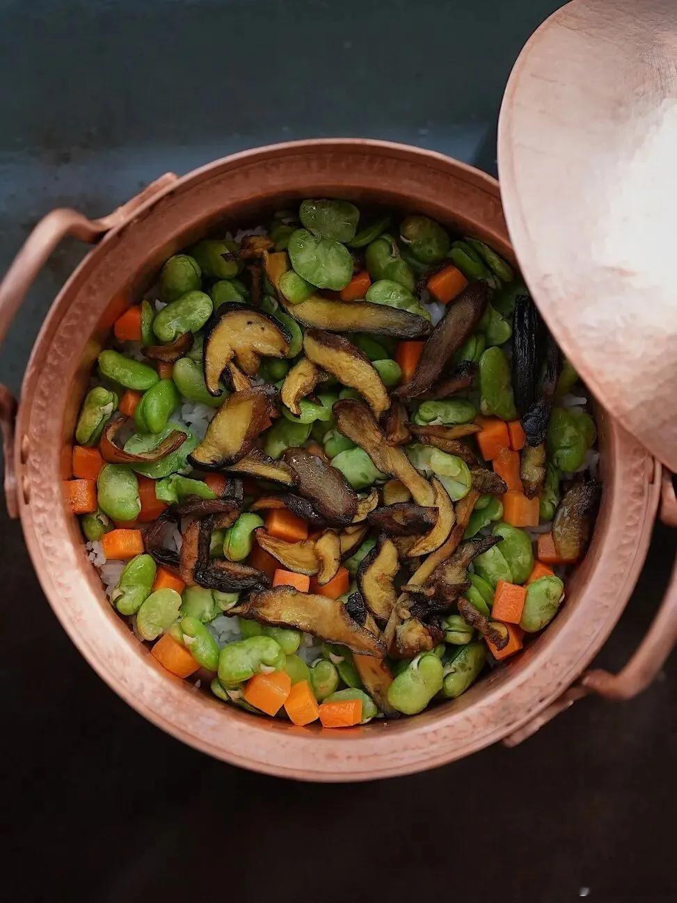 云南菜吃的次数不多，但是在烹饪菌子，洋芋，牛肉这几样东西方面，云南人民是有天赋的