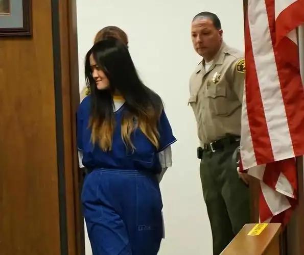 大快人心！2015年，曾拿烟头烫同学、扇耳光，赴美留学生翟云瑶在法庭上咆哮，无视