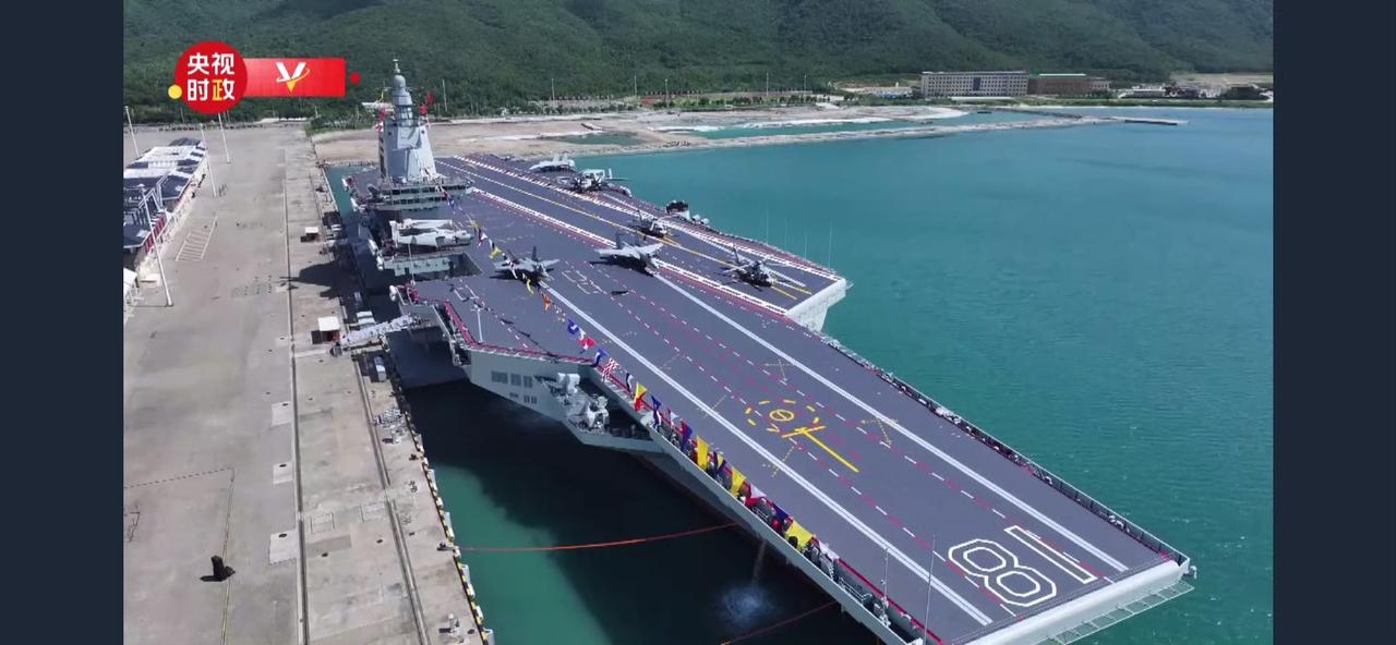 福建舰正式入列！注意甲板上的舰载机，1架歼35，2架歼15T，2架空警600