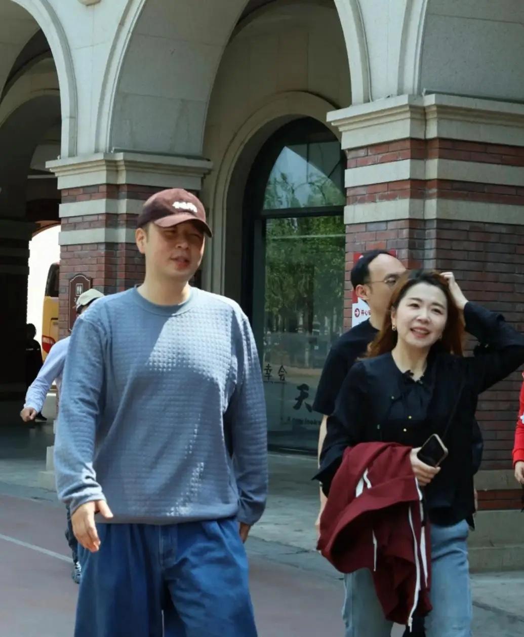 杜海涛和妈妈现身天津街头，他现实中真人还是很胖，身材高大，外表好年轻；他妈妈打扮