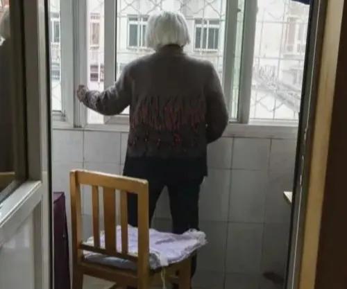 上海，91岁老太去世后，干儿子拿着老太留下的遗嘱把她亲子女和孙子告上法庭，要求继