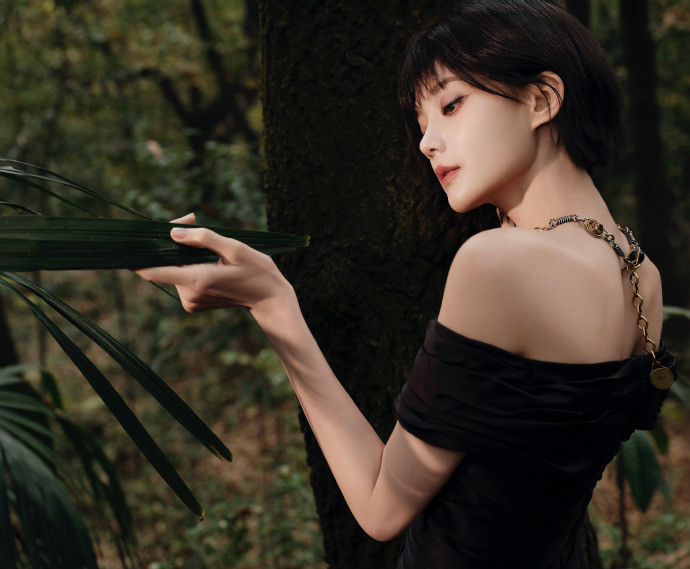 李一桐短发好权威李一桐短发好权威，李一桐短发我真的疯狂尖叫了！就这个冷脸李一桐