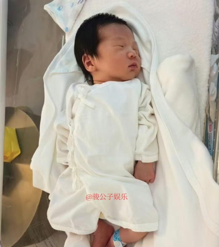 乔杉三胎儿子近日出生，宝宝头发乌黑茂密，鼻子很大，乔杉如今儿女双全，凑成“好”字