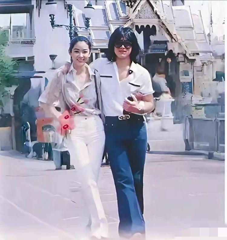 1979年，在泰国的街头，25岁的成龙和24岁的林青霞，他们是那么的青春洋溢，两