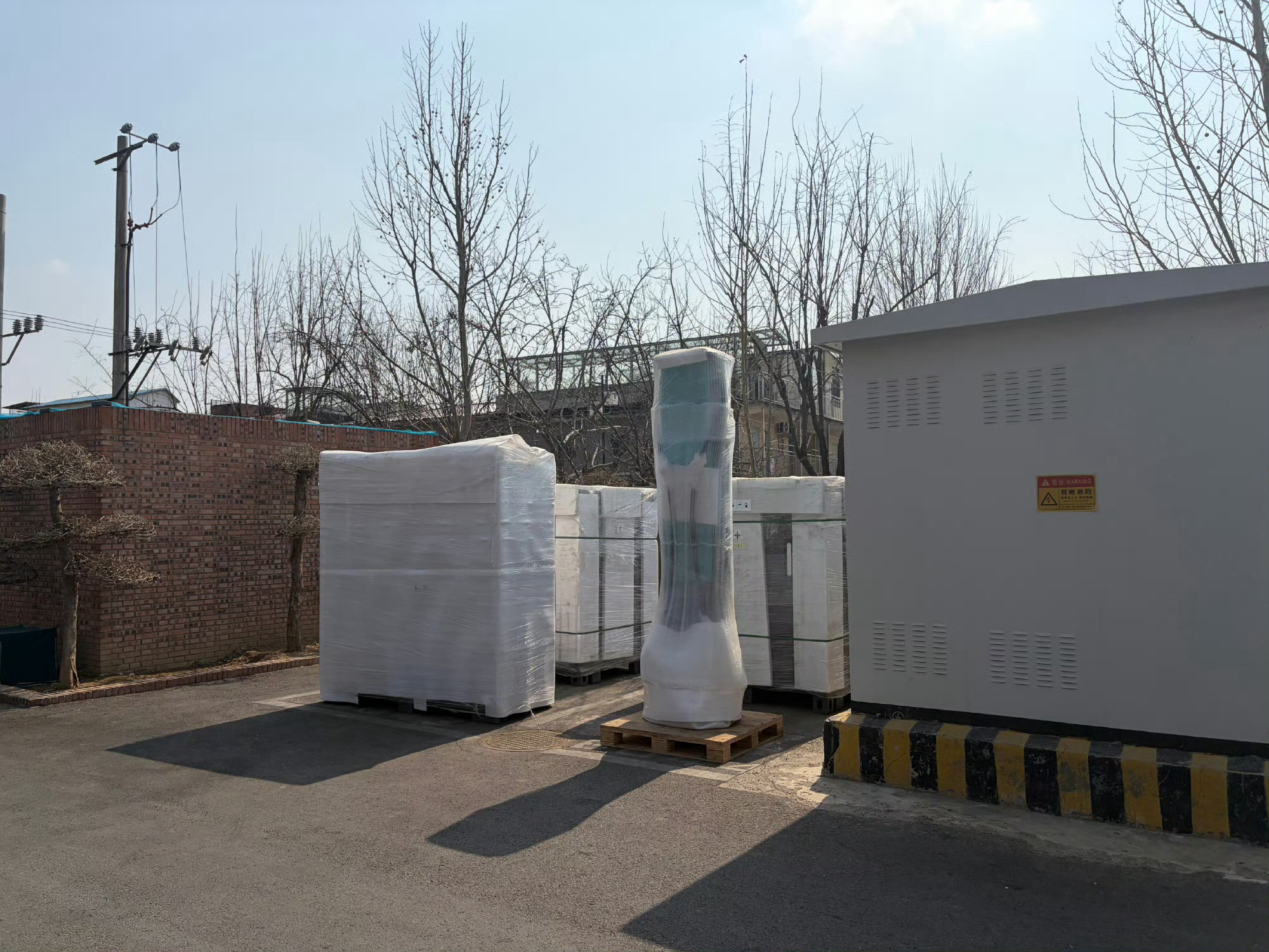 我们公司楼下正在建比亚迪闪充桩然后...我们有同事开始研究宋UltraEV了说