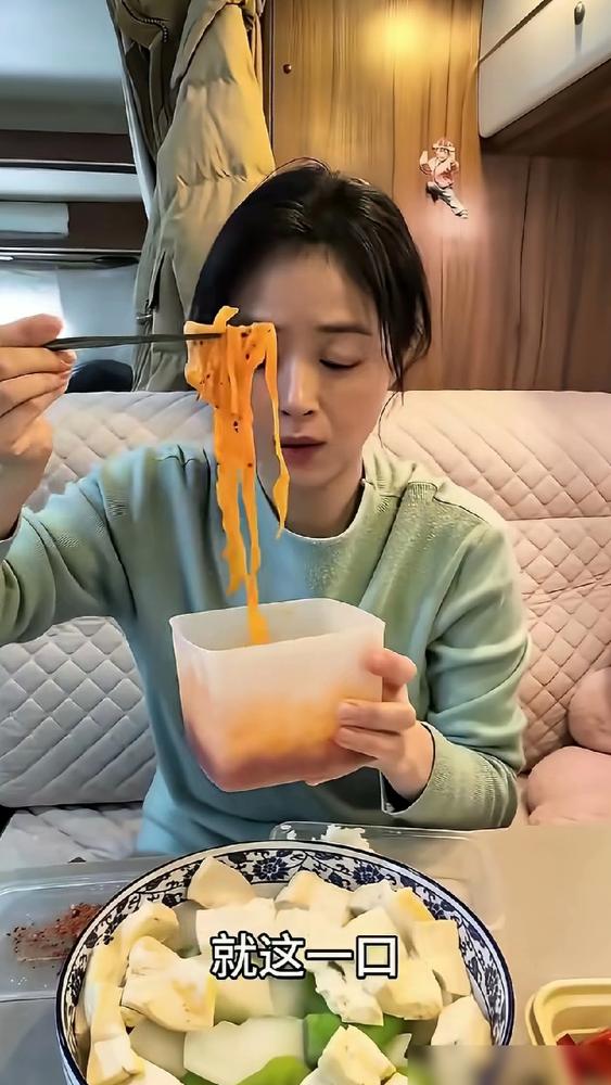 就为了一口红油面皮，蒋欣竟在剧组对助理“下了手”。人家天天啃水煮萝卜，眼珠