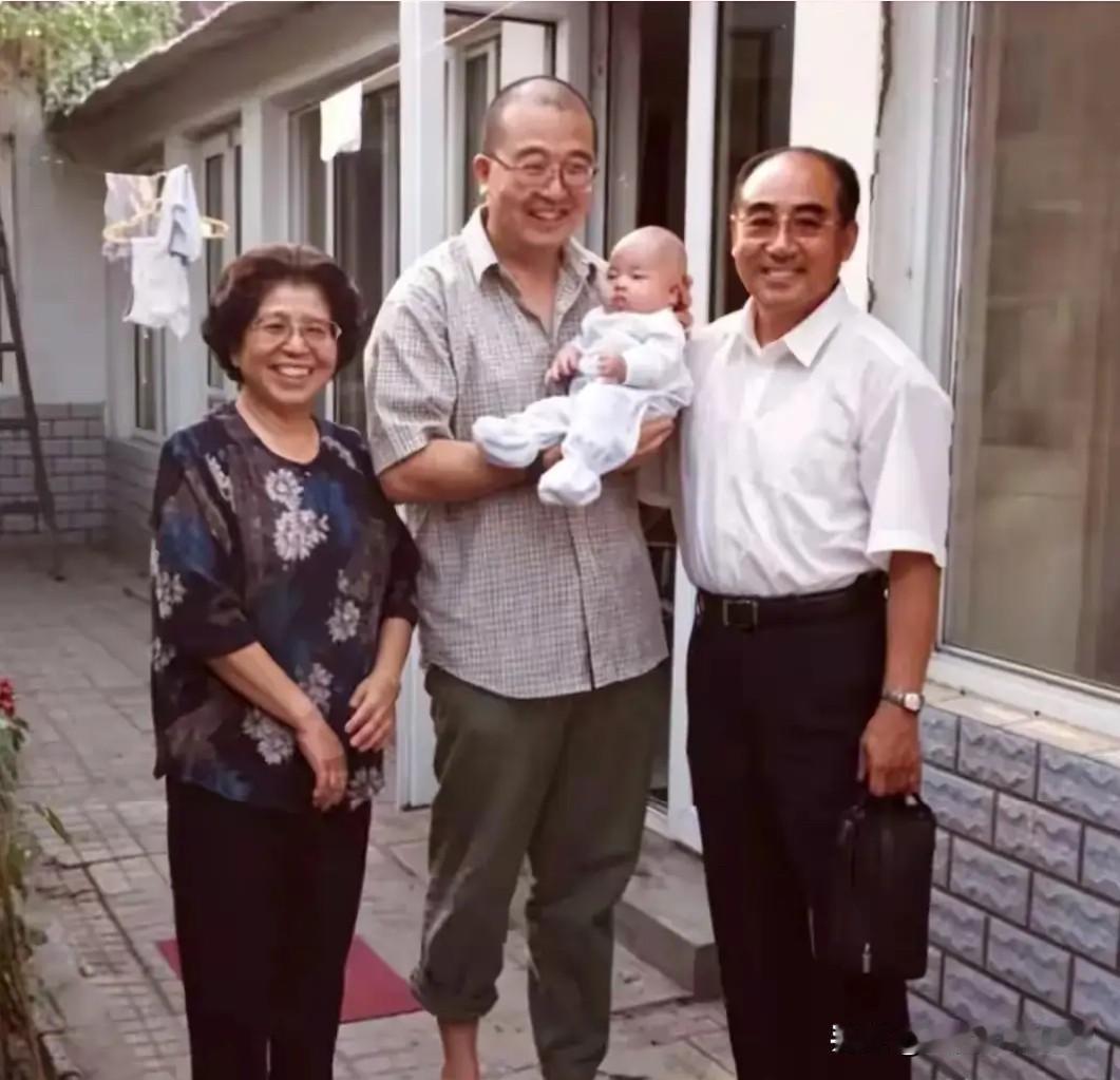 2003年，中年的唐师曾喜得贵子，父子面相十分相似。好友庄则栋携夫人专程到唐师曾