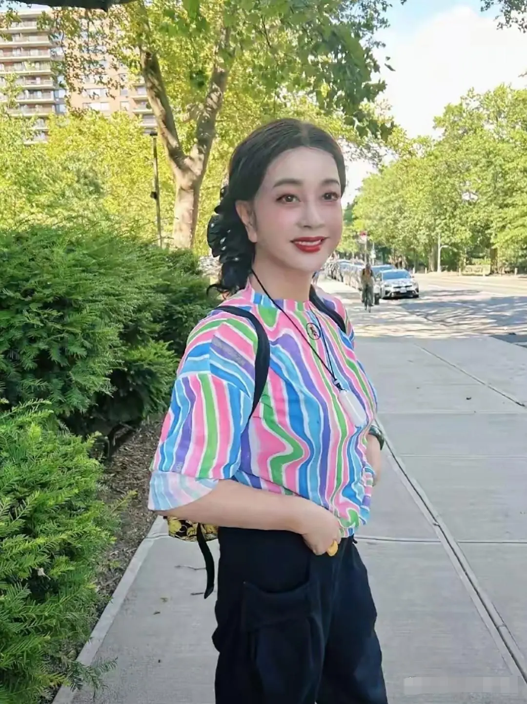 75岁刘晓庆真美啊！这么浓的妆，看着像年画上的人。