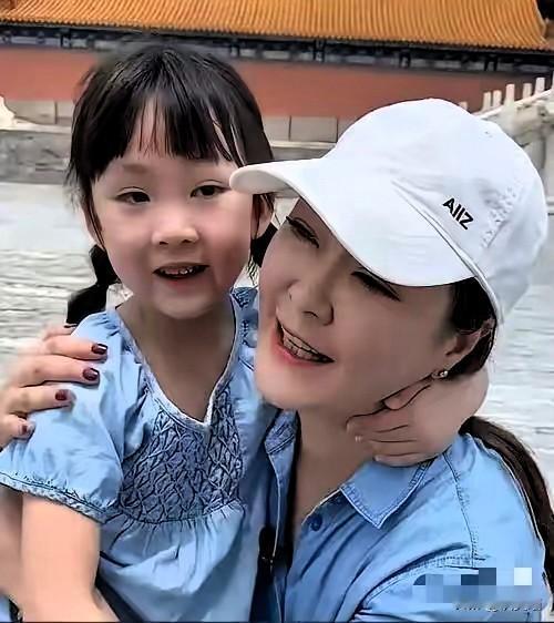 王小骞女儿的遭遇，真的戳中了所有父母的软肋！41岁高龄生下的早产儿早早，出生