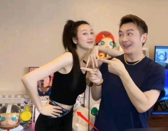 生了好几个娃，小肚子却依旧平坦光滑，身材好似小女孩般，着实令人惊叹。​​​