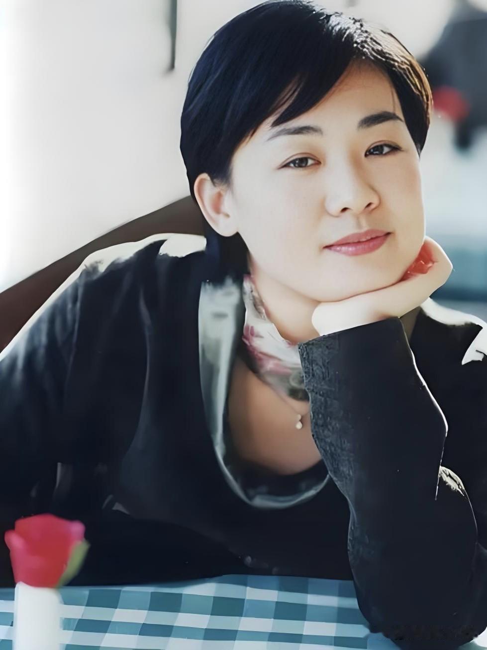 丛珊温婉如初，以《牧马人》惊艳岁月。她从容优雅，不染浮华，将时光沉淀为知性之美，