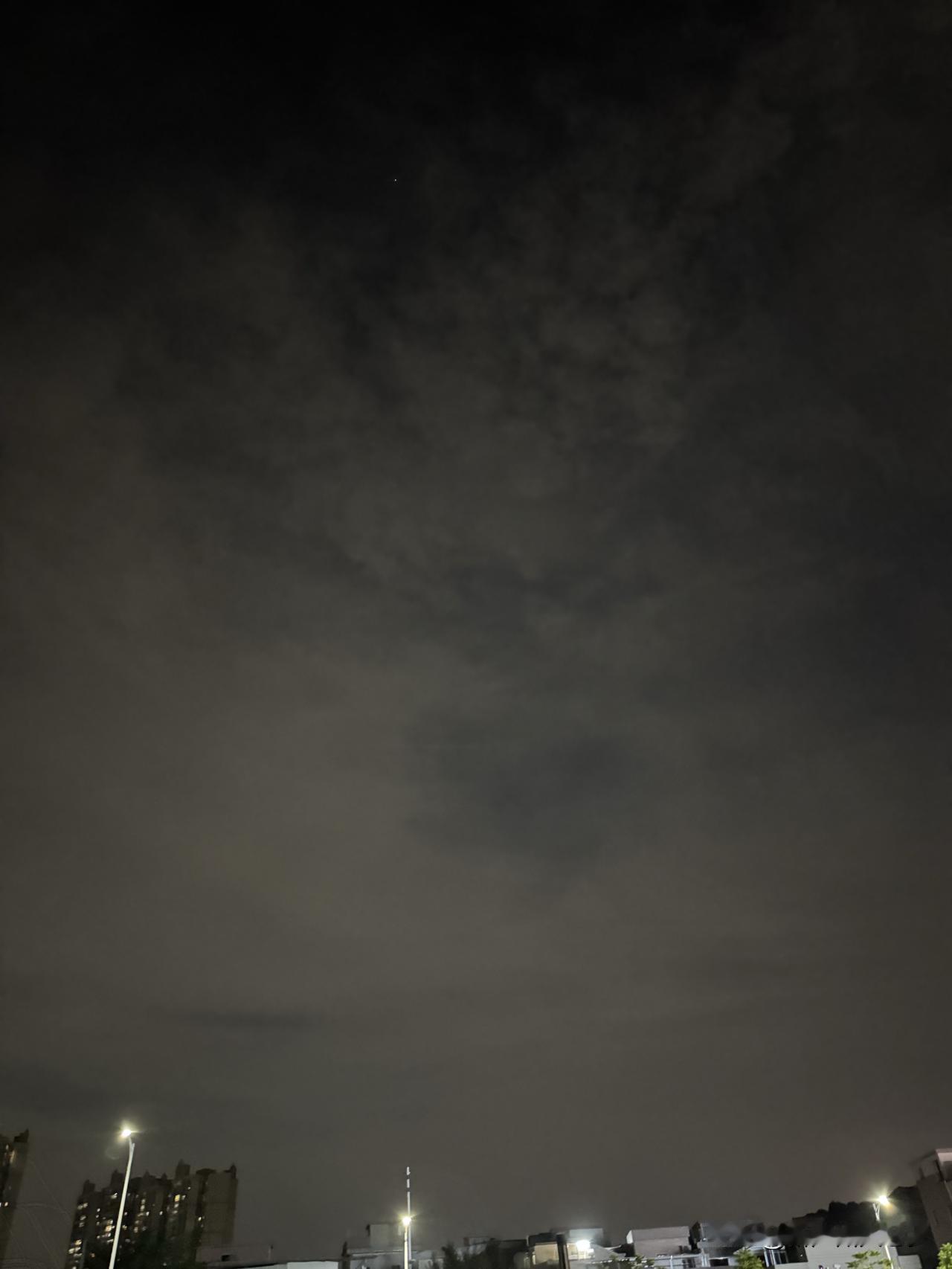真没想到，广州的天空这么差！我之前住在越秀区，从来看不到天空的星星，因为空气