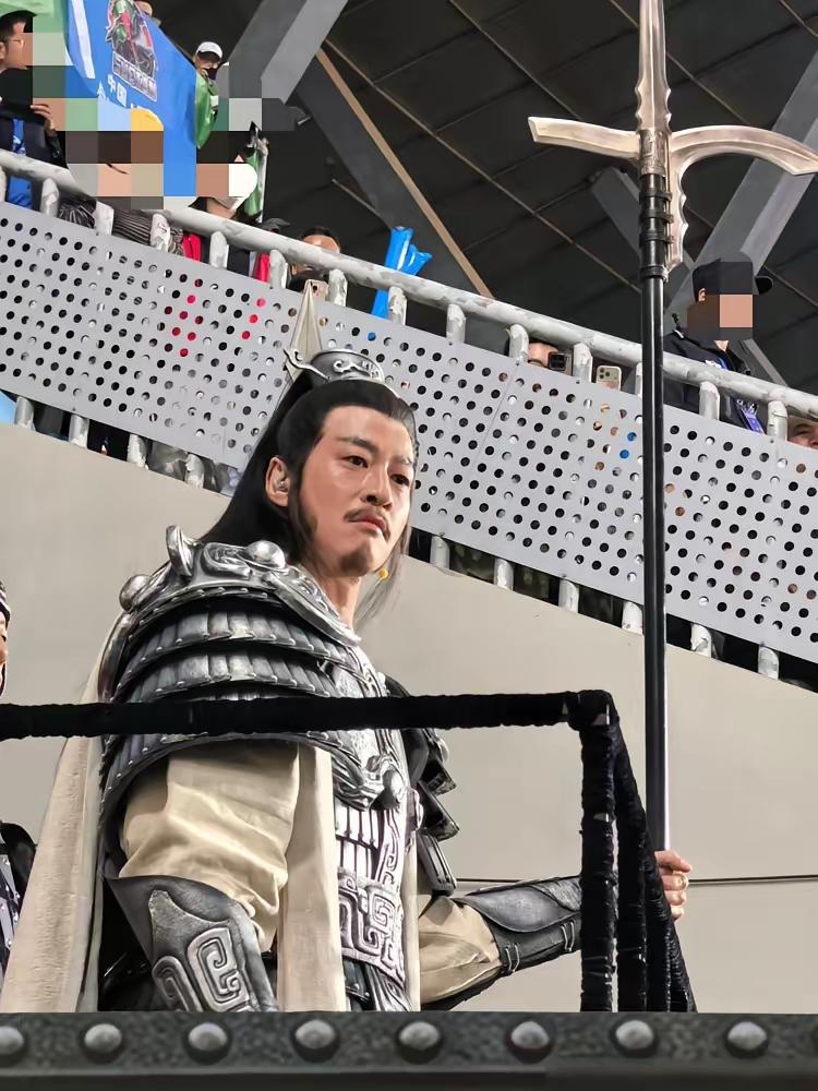 何润东凭什么翻红？为什么是他？人在家中坐，流量从天降。直接拿下6个高品质代言