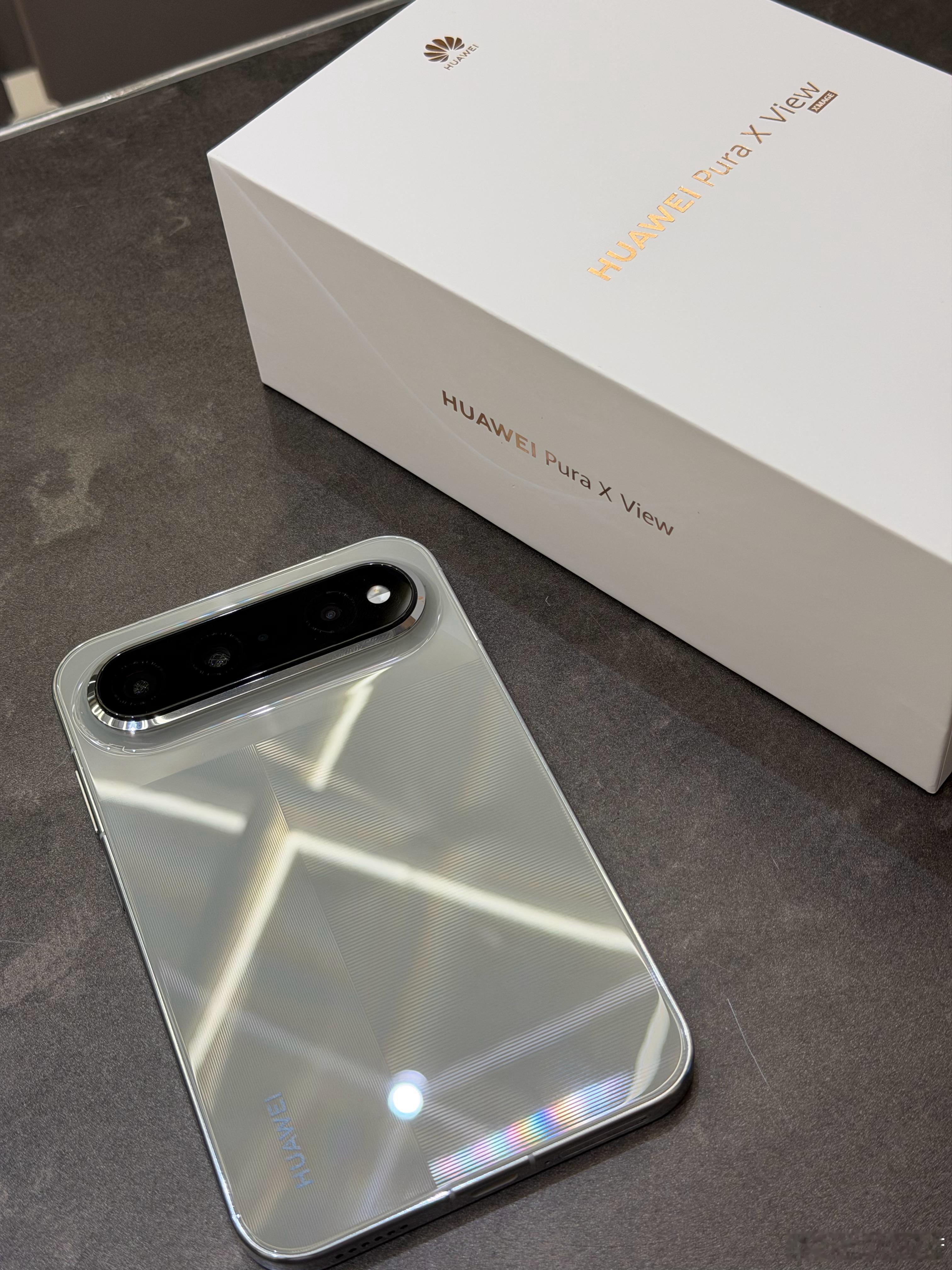 深夜矫情:我又又又换手机了……这次是阔直板上一次用华为还是Mate60pro，当时一股脑想着支持就买