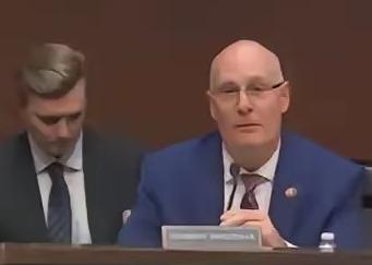 美国众议院整出“天才”主意：以后美国卖给中国的芯片，性能就比中国自己能大规模造出