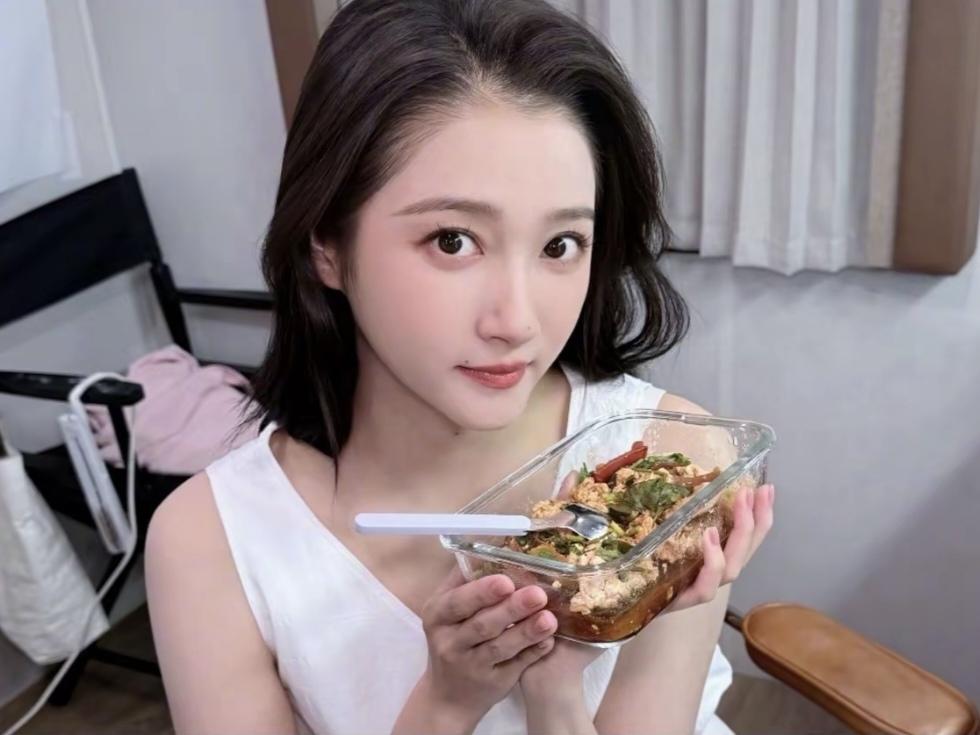 这是关晓彤妈妈做的，沈腾称它为“徐福烩菜”，可是没想到关晓彤竟然会说，如果不