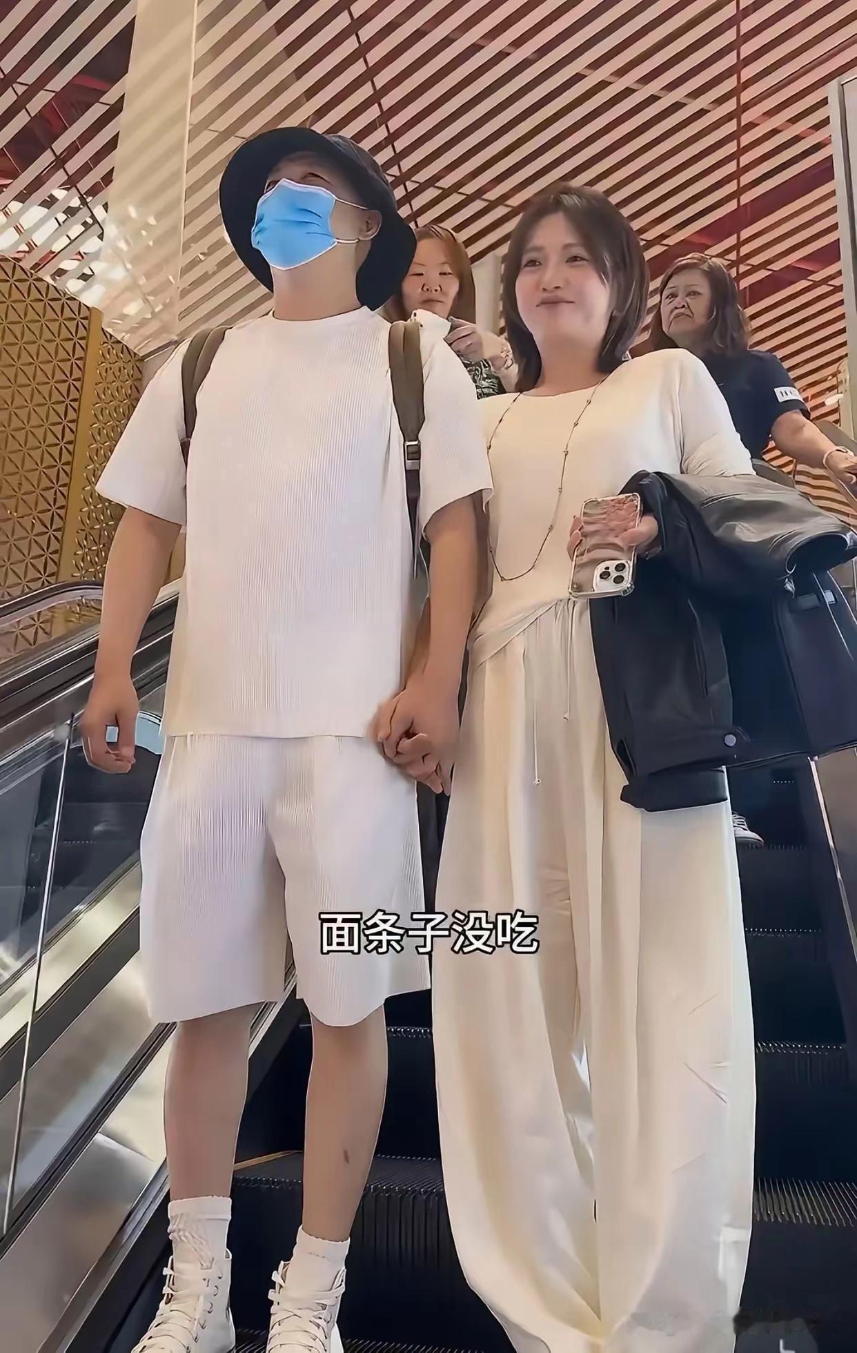 包贝尔出轨风波后首次现身，包文婧把他的手牵得更紧了，生怕他被别人抢走[捂脸哭]​