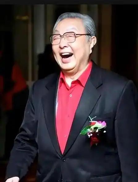 2017年，姜昆赶到医院探望病危的老搭档唐杰忠，那时唐杰忠已经处在弥留之际，脸上