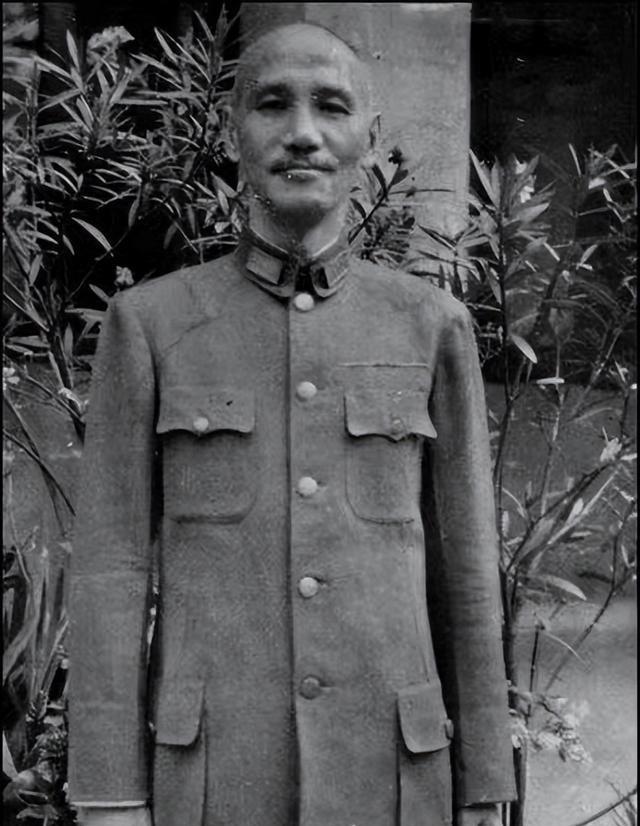 蒋介石和林森合影，在林森面前，蒋介石非常谦逊，原因主要是林森资历非常老，林森是辛