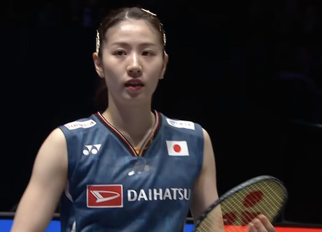 志田千阳这个名字从日本羽坛一路吵到中国社交平台。她前脚在巴黎奥运拿下女双铜牌，