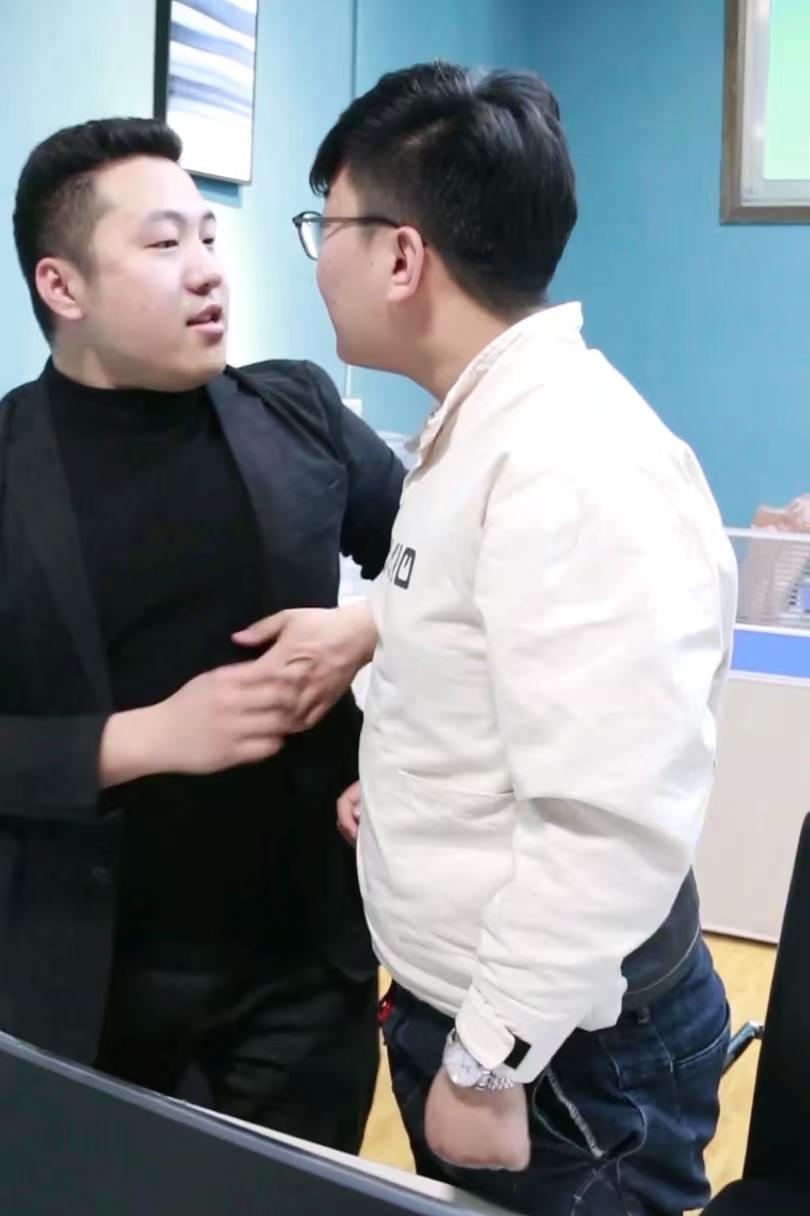 前同事老邱，在离职的时候做了一件“痛快的事”。交接完毕之后在工作大群里发了一篇长