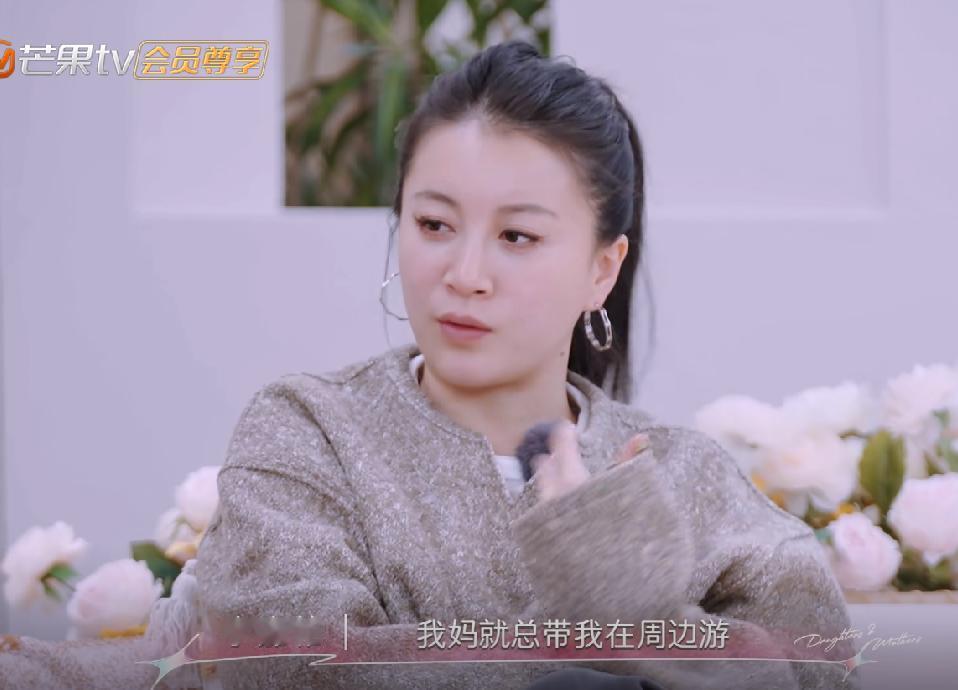 李嘉格讲话漏洞也不少。 节目组让聊聊小时候没有得到，长大后补偿自己的事。 