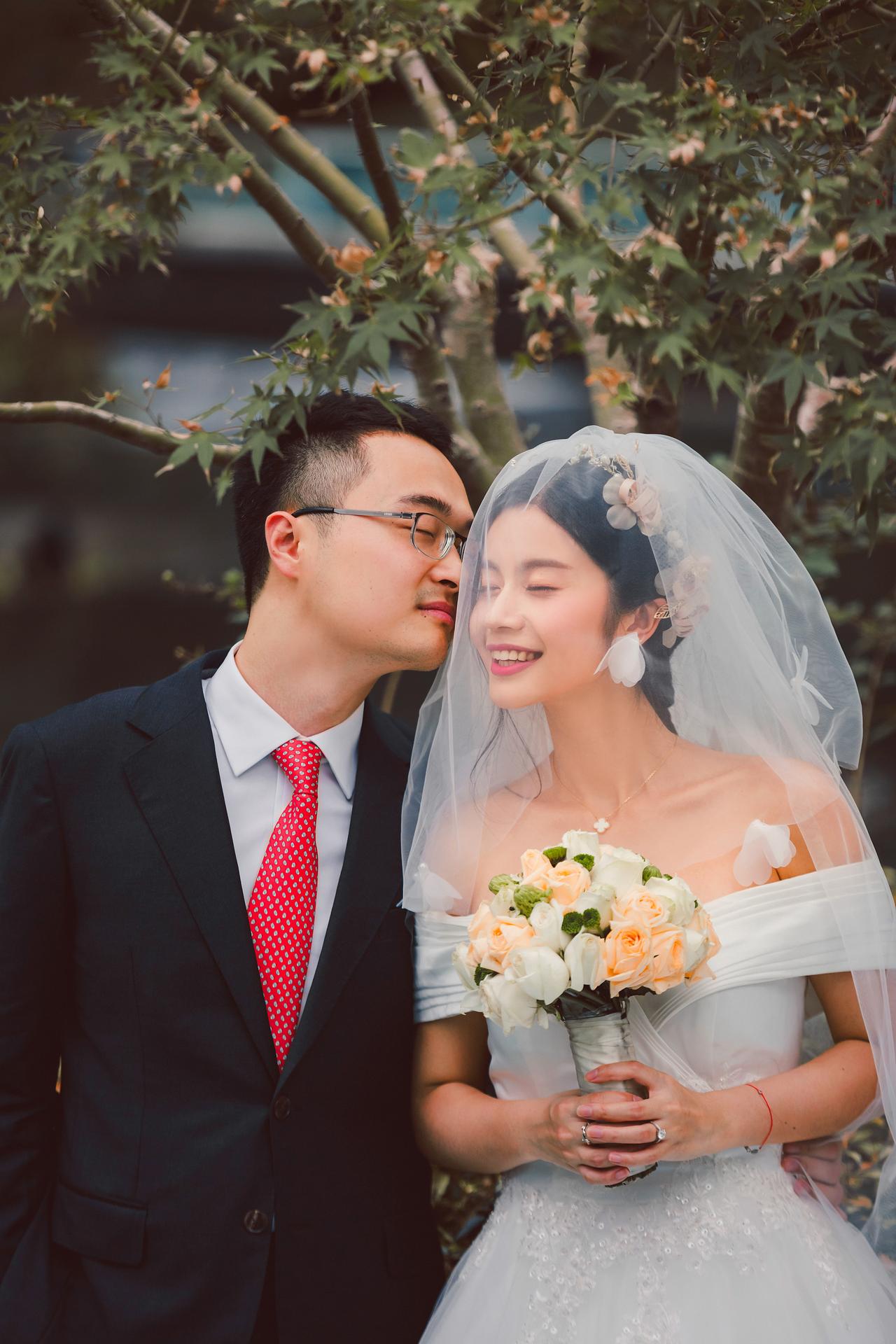 河南周口一对农村夫妻办了场七千块的极简婚礼，在网上火出了圈，抖音上拿下百万点赞，