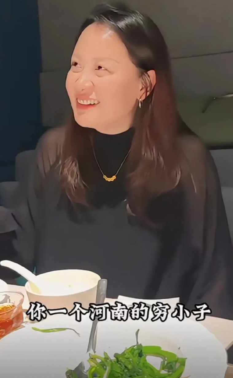 什么叫“自我感觉良好”？这位四十多岁的大饼脸大妈别看长的一般，相亲时居然嘲笑健身