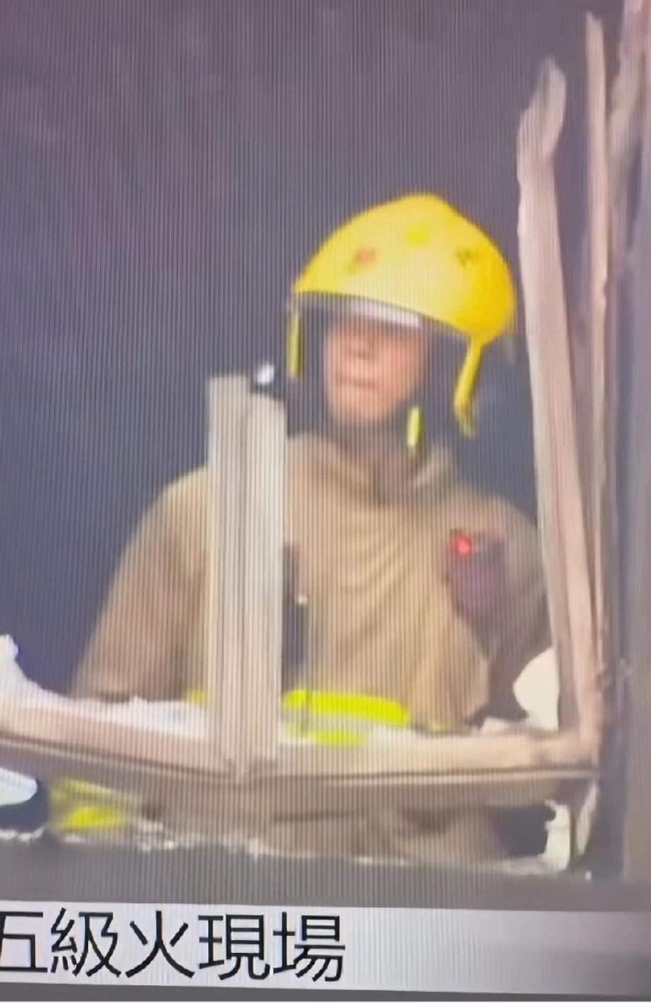 香港火灾救援现场的消防员都在强忍着眼泪，感觉他们背地里已经哭了很多次，这是港媒拍