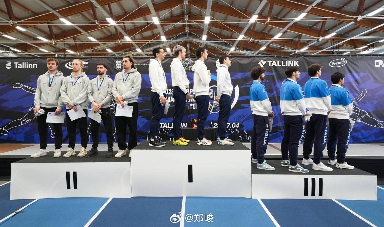 周六晚于爱沙尼亚塔林举行的欧洲击剑锦标赛（U23）颁奖仪式上，瑞士U23击剑队在