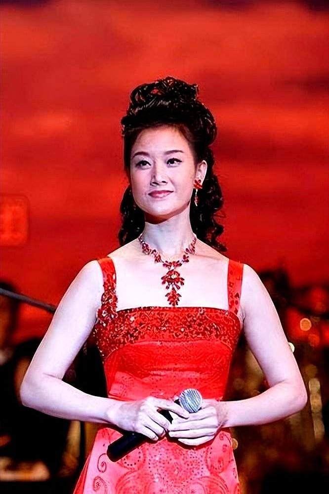 1996年，宋祖英亲手把年仅18岁的小保姆送进了监狱，一判就是12年，而这个保姆