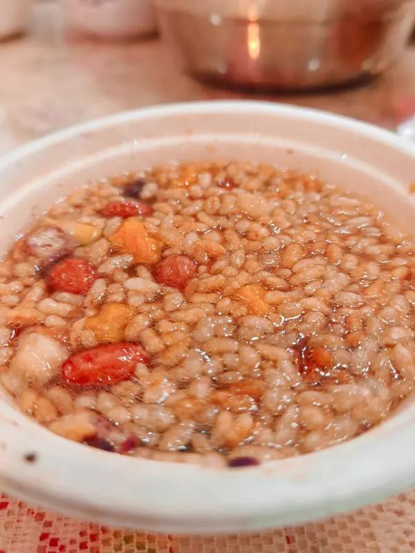 幸福就是在平淡日子里，清晨能喝上一碗热粥暖身，傍晚有人相伴归来，心里有安稳的依靠