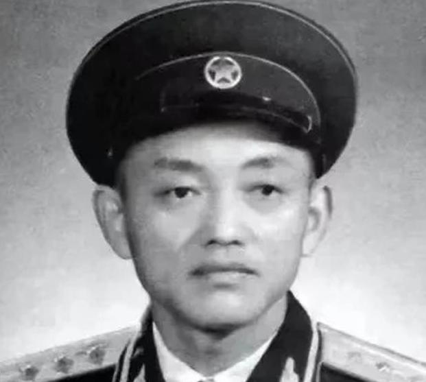 1951年，志愿军的一个团因通信隔断，未收到总部撤退的命令被美军包围，就在进退两