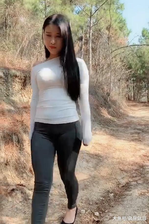 街拍:乡村小路上的时尚美女, 给人一种格格不入的美