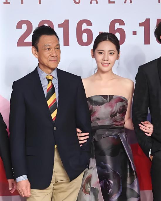 2011年，65岁的王学圻做出了一个震惊圈内外的决定，不顾结婚40年的发