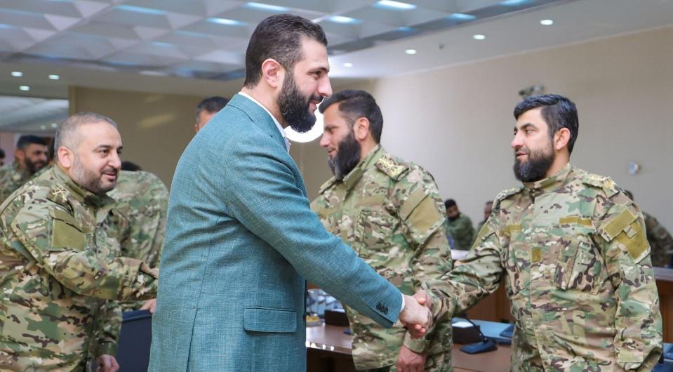 朱拉尼召见所有下属师长来开会！朱拉尼现在春风得意，通过一系列手段，占领了叙利亚