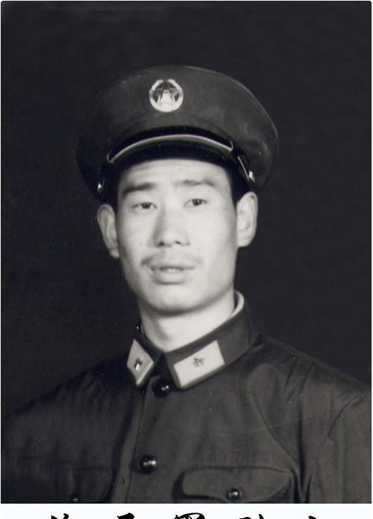 1986年6月5日,天色逐渐变暗，徐开军椅靠在已经积满半坑水的的猫耳洞里，和身旁