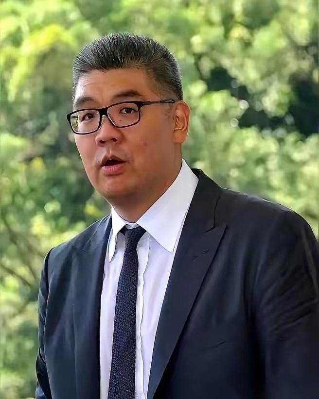 蓝营当年把最稳的宝座，台北，几乎是闭着眼都能赢的局，交到了连胜文手上。所有人都