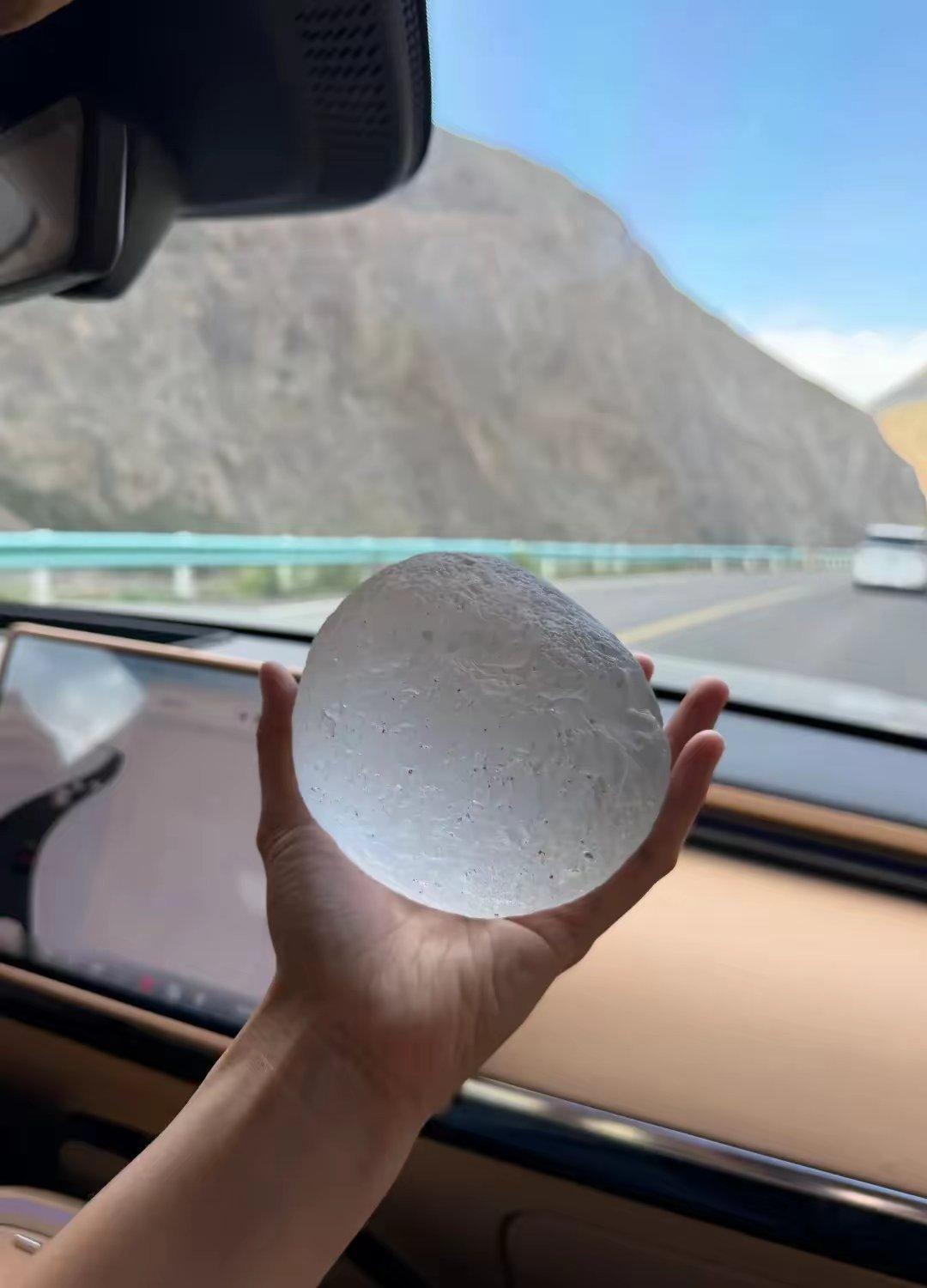 独库公路上买的，有人知道这是什么玉吗？
