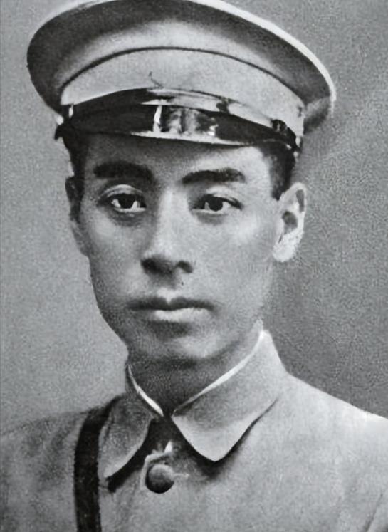 1927年，国军团长鲍靖中私放被捕的周恩来。两人刚走到大门口，正撞上蒋介石心腹酆